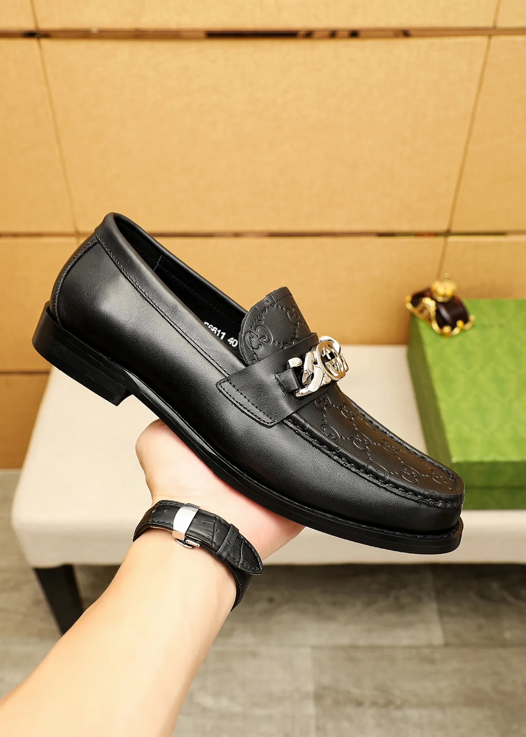 Men's shoes 💰480 💐 Product trademark: GUCCI "Gucci" casual leather shoes Regular size: 38-44 (45.46🉑️customized) Product materials: Selected imported first-layer calfskin embossed upper + luxury hardware buckle, imported water-dyed cowhide leather lining. Strong three-dimensional visual effect, original outsole color: 2 colors available